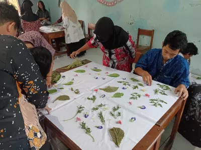 ECO-PRINT Membuat Batik